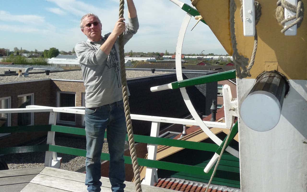 Korenmolen De Leeuw - Aalsmeer - Molenaar op de stelling met de vang in de hand